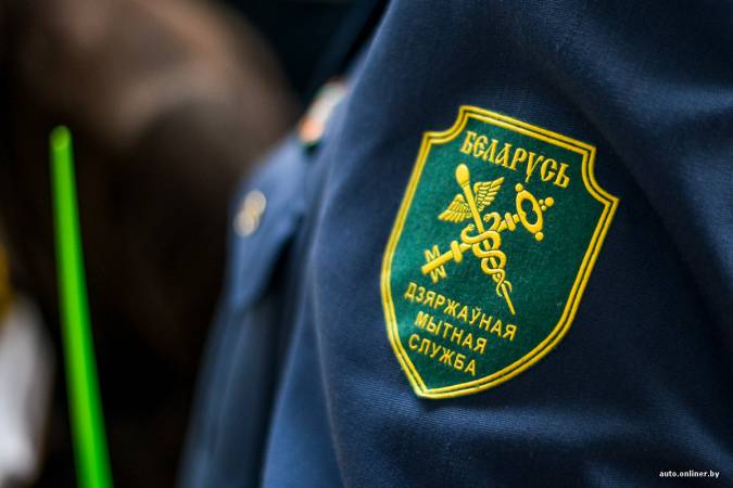 На белоруса завели уголовное дело за контрабанду одежды и галантереи из Украины На белоруса завели уголовное дело за контрабанду одежды и галантереи из Украины