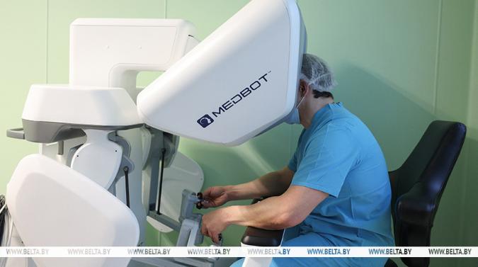 Роботический комплекс для операций запустили в МНПЦ хирургии, трансплантологии и гематологии