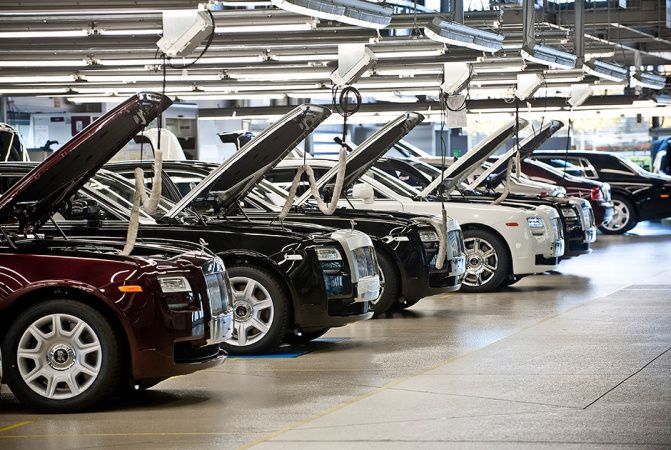 С 2025 года увеличен возраст люксовых авто, за которые надо платить налог в 10-кратном размере